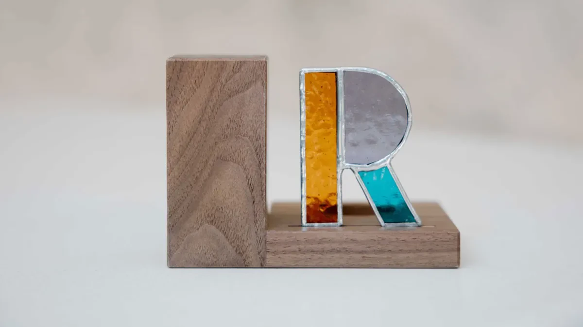 Mini urne met letter in glas in lood