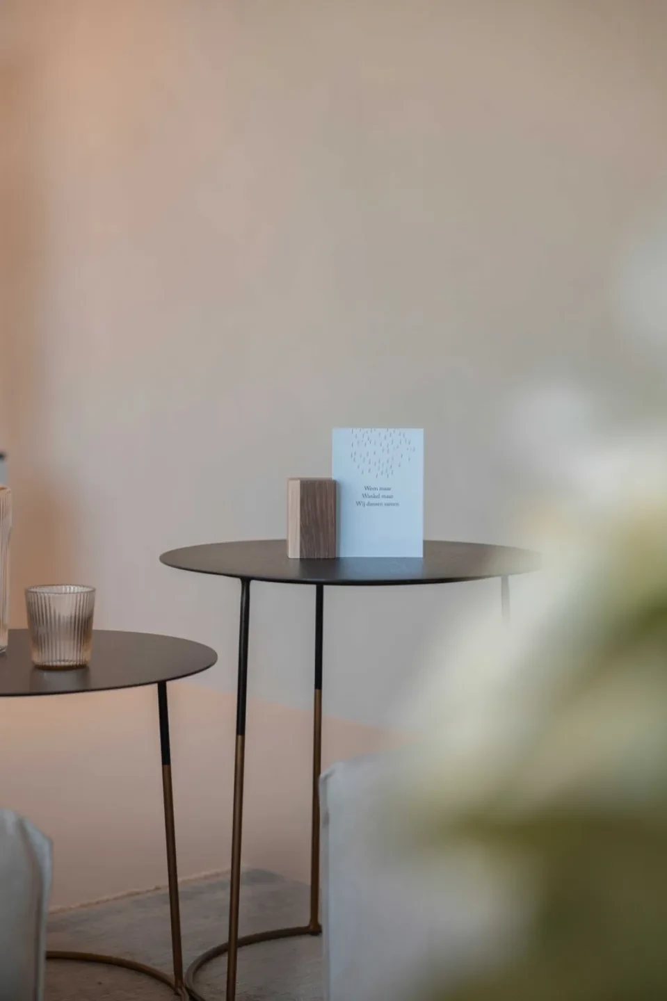 Een urne die opgaat in het interieur